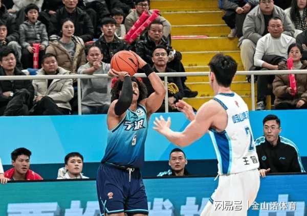 奇异果体育平台-唉！43岁少帅上轮雪藏4主力输球，本轮又盲目轻敌，败给平民球队